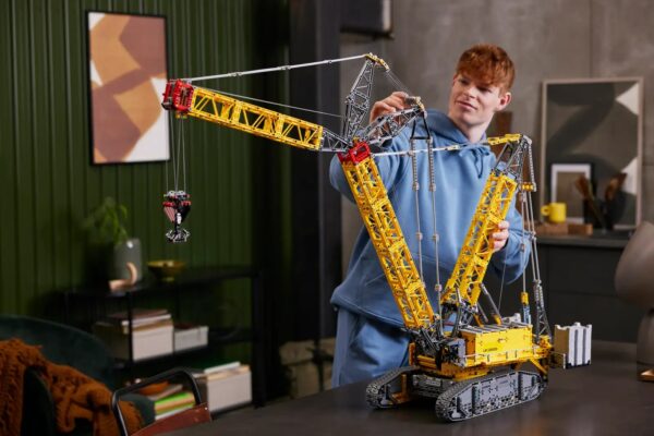 Lego Liebherr Crawler Crane LR - Image 4